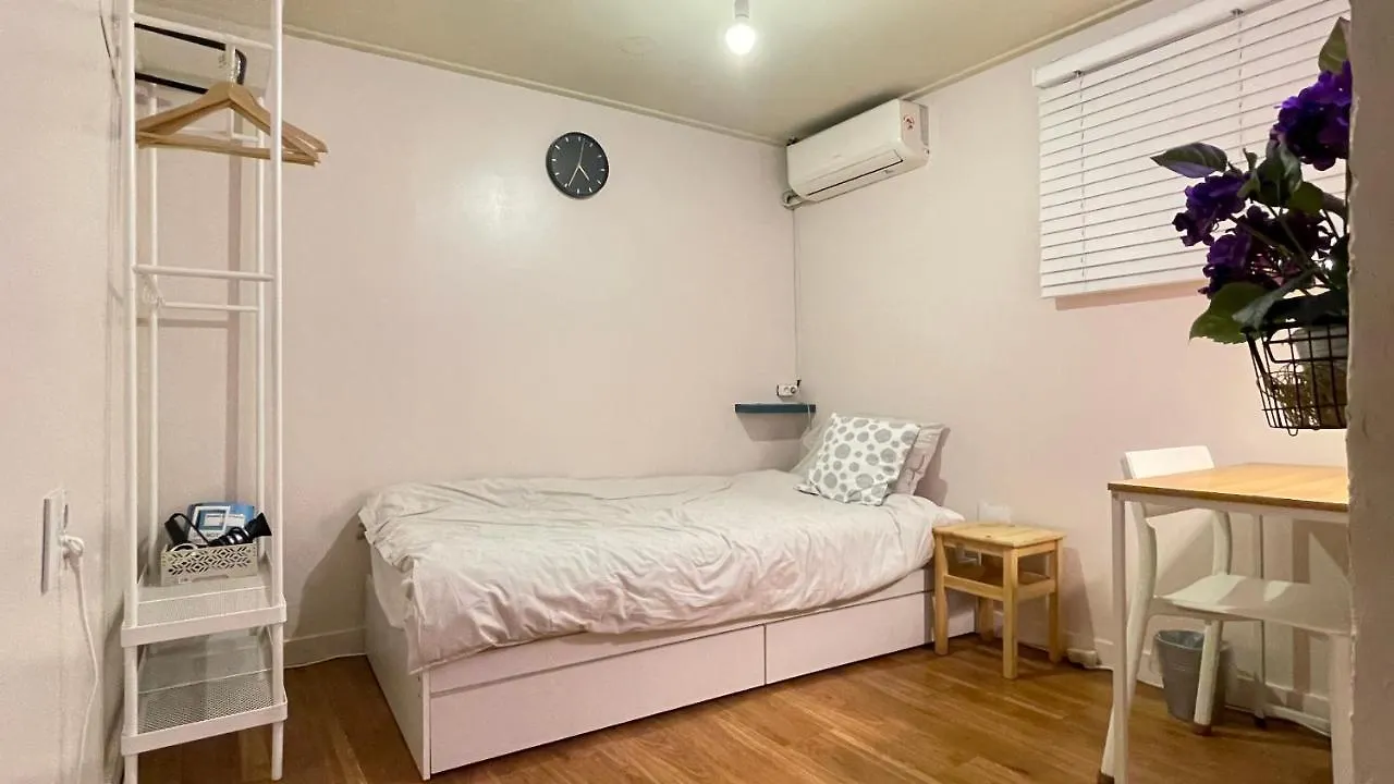 Sisnbro Guesthouse Seoul 2*,